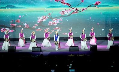 多國藝術(shù)團(tuán)隊(duì)共譜青春樂章，舞臺(tái)藝術(shù)造型點(diǎn)亮新都之夜——記“成都國際友城青年音樂會(huì)”